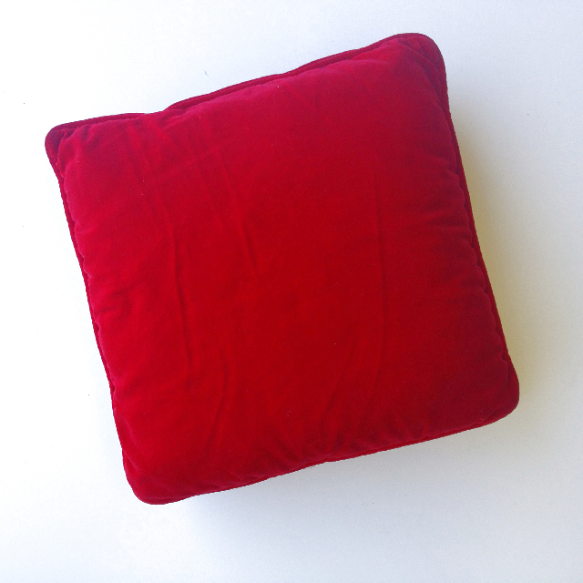 CUSHION, Red Velvet w Piping 30cm